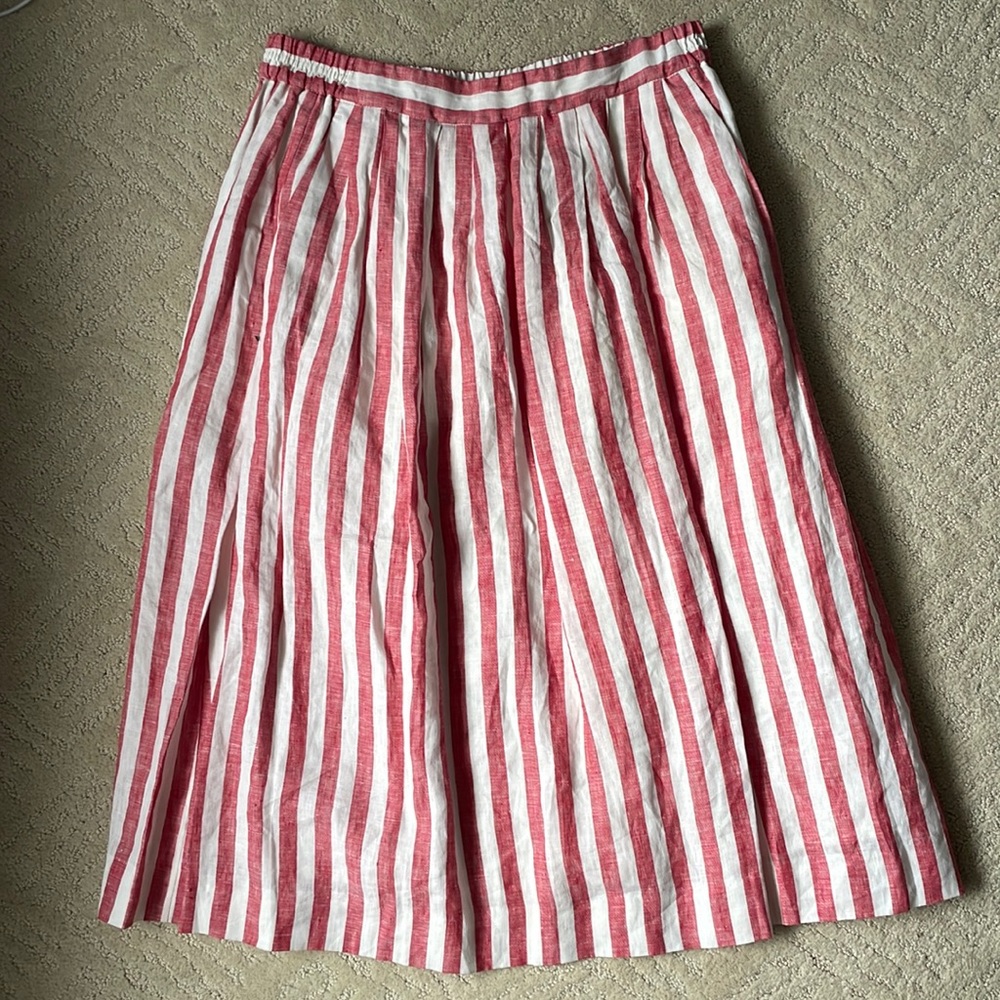 100% linen skirt. Lined in cotton poplin. Size 6